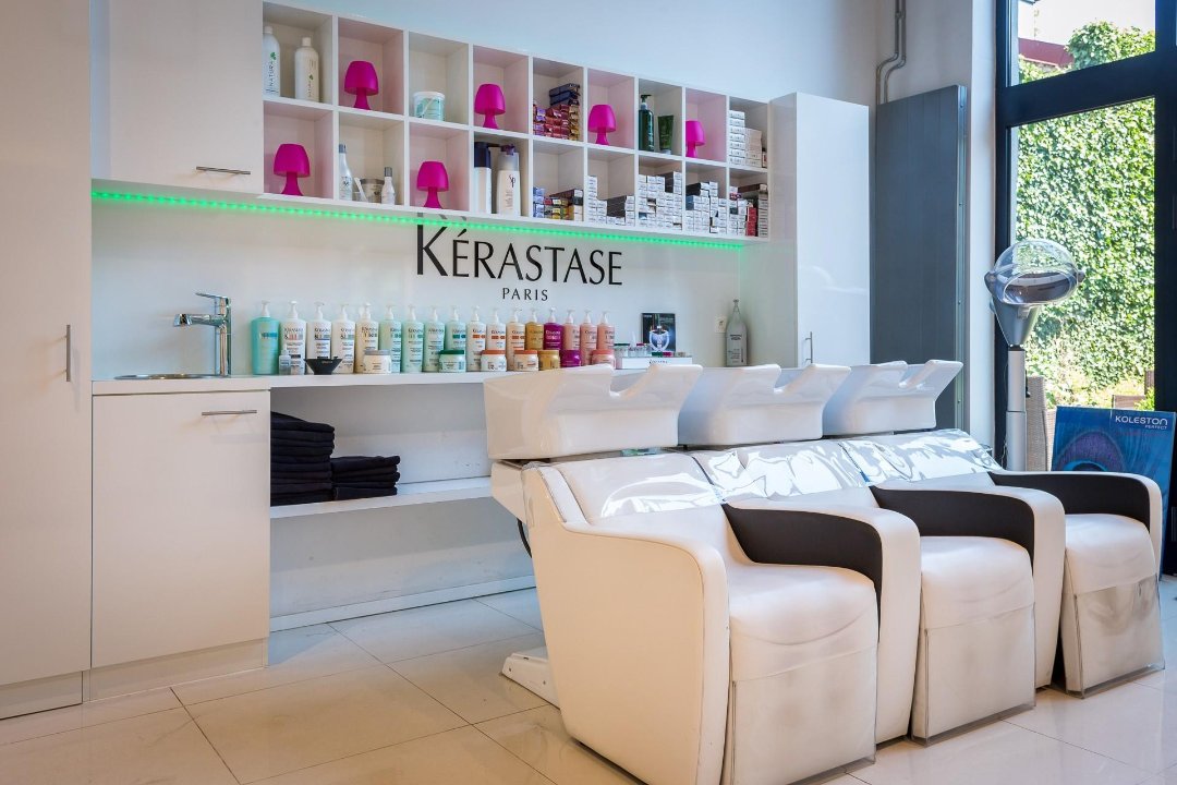 Salon 640, Globe, Uccle