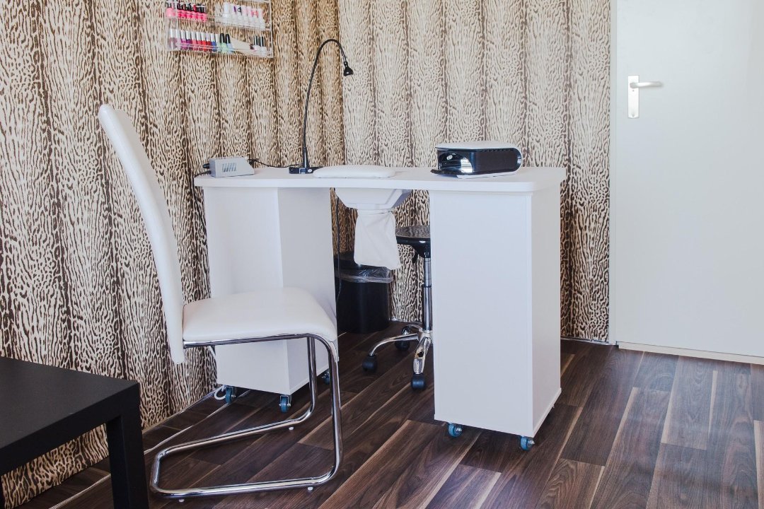Adela's Nagelstudio, Brouwerstraat, Almere
