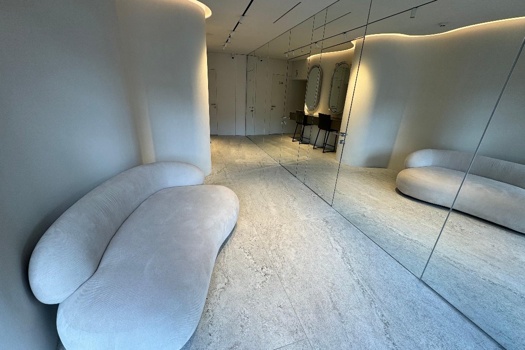 Nagų meistrė Evelina, Šiaures miestelis, Vilnius