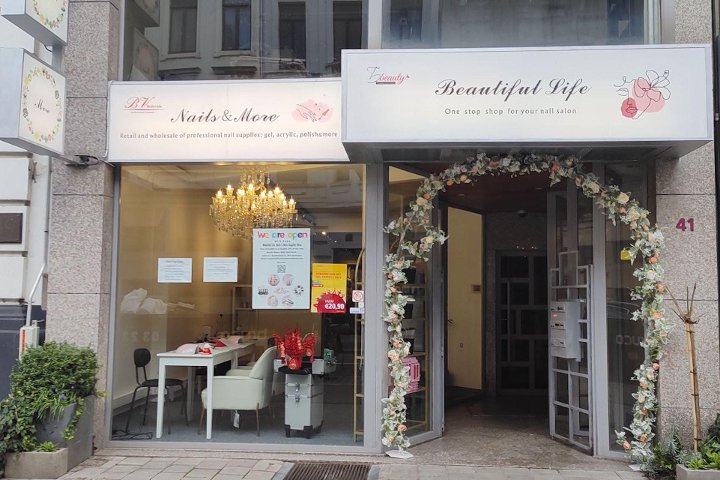 Beautiful Life Nails and More nail salon interior in Antwerp