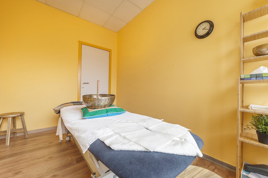 Nyima Tibetan Massage Center - EU Quarter, Wijk van de Squares, Brussel