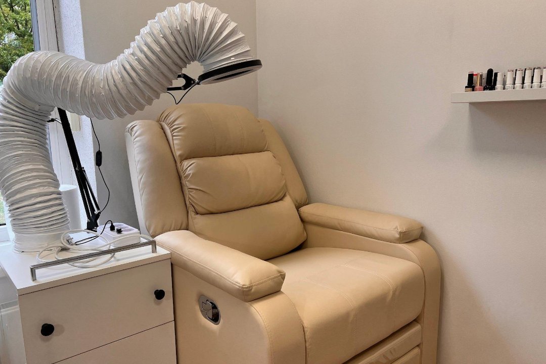 “Ugnėja”grožio salonas / Manikiūro meistrė Vera, Šiaures miestelis, Vilnius