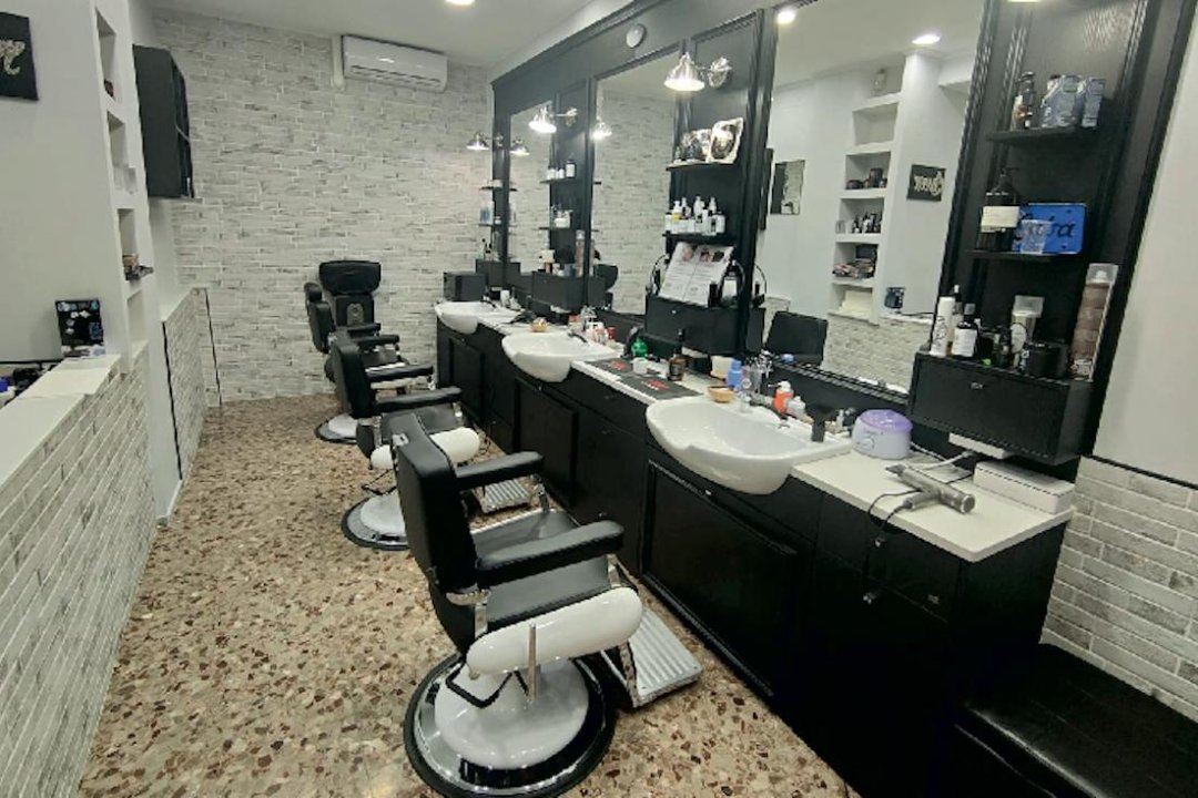 Queen Barbershop di Boccia Veronica, Acqua Vergine, Roma