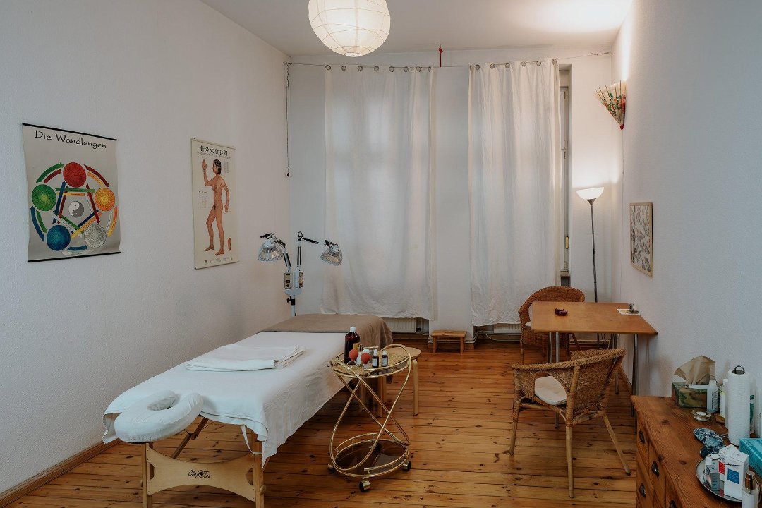 Massage, Shiatsu und Akupunktur in Praxis 山上 shān shàng, Hermannstraße, Berlin