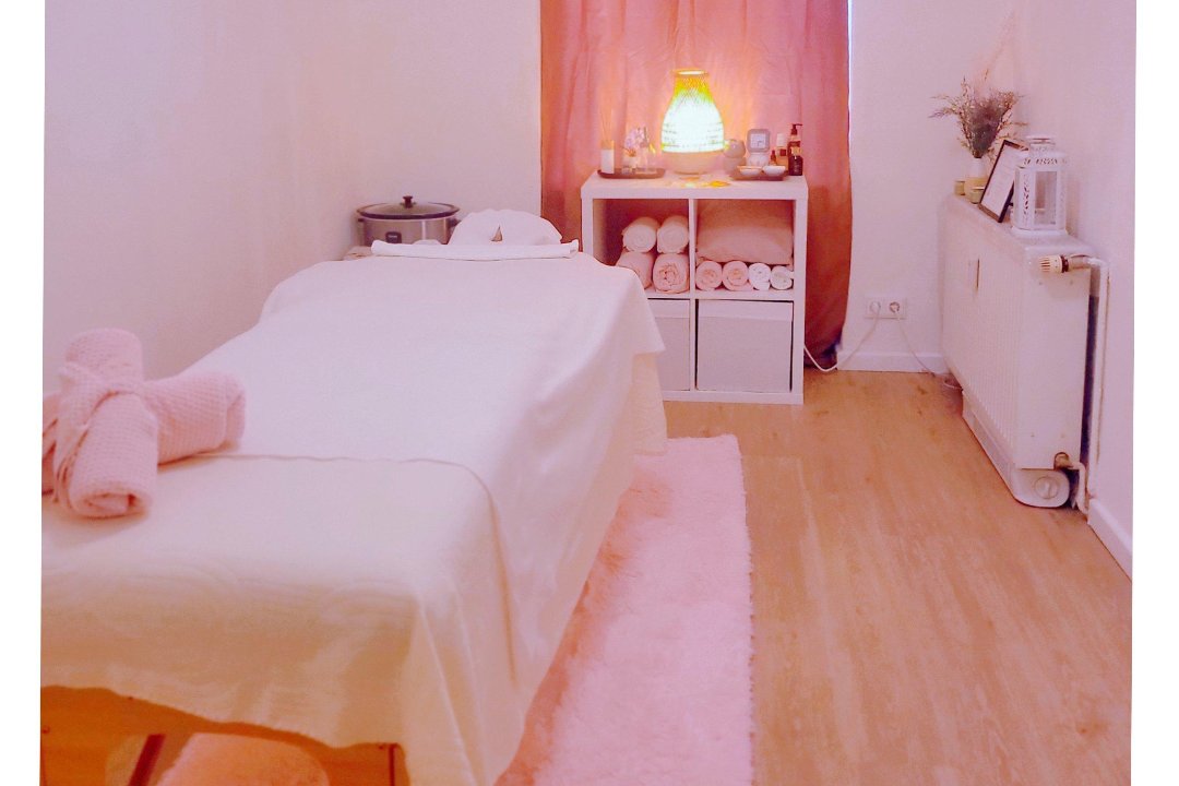 Areeya,Royal Massage & Spa ( für Männer nur Rückenmassage möglich) Massagestudio in Pankow