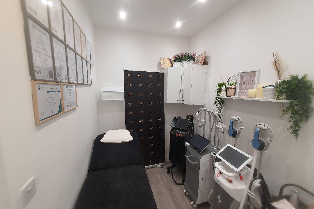 4CLBody&FaceConturingStudio, Aberfeldy Village, London