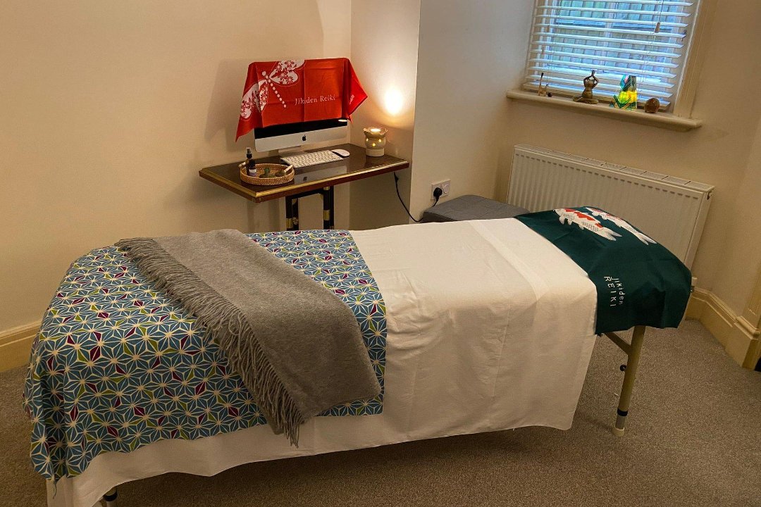 Massage, Reflexology & Reiki with Zoe, Stamford Brook, London