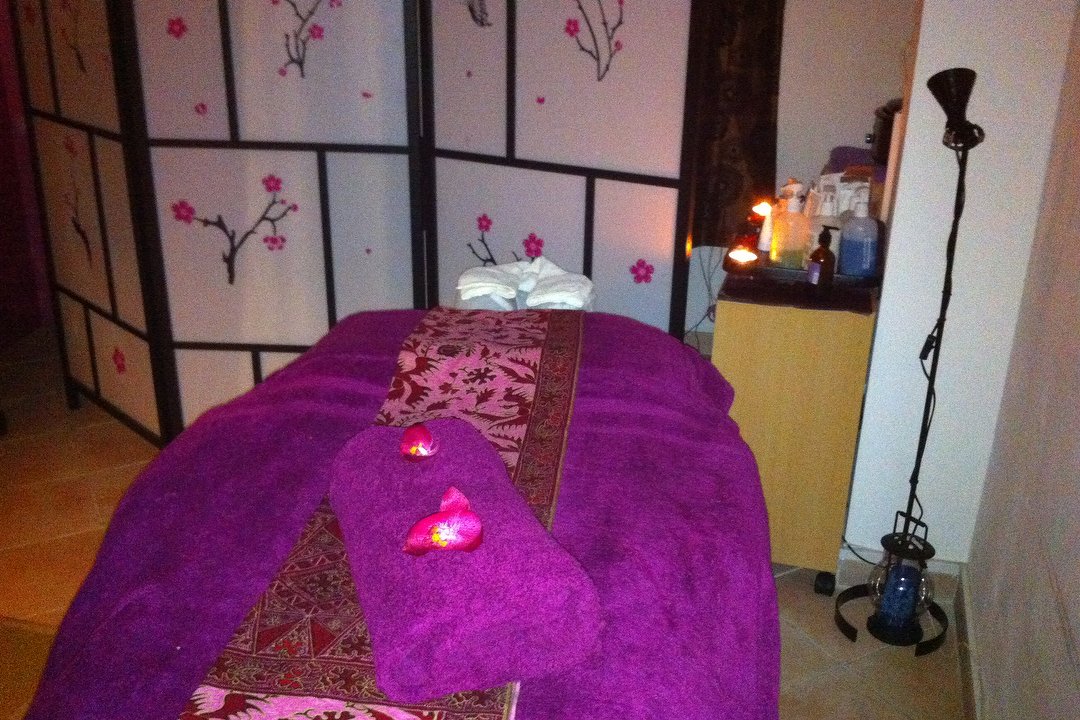 Blondes 'n Bronze at Revival - Clinic, Chiswick Gunnersby, London