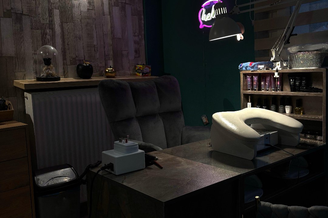 Mr Jo Nail Suite, Florina