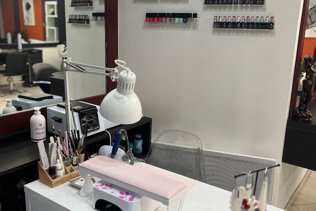 NS NAILS chez Ronyda Coiffure, Av. Ledru Rollin, Paris