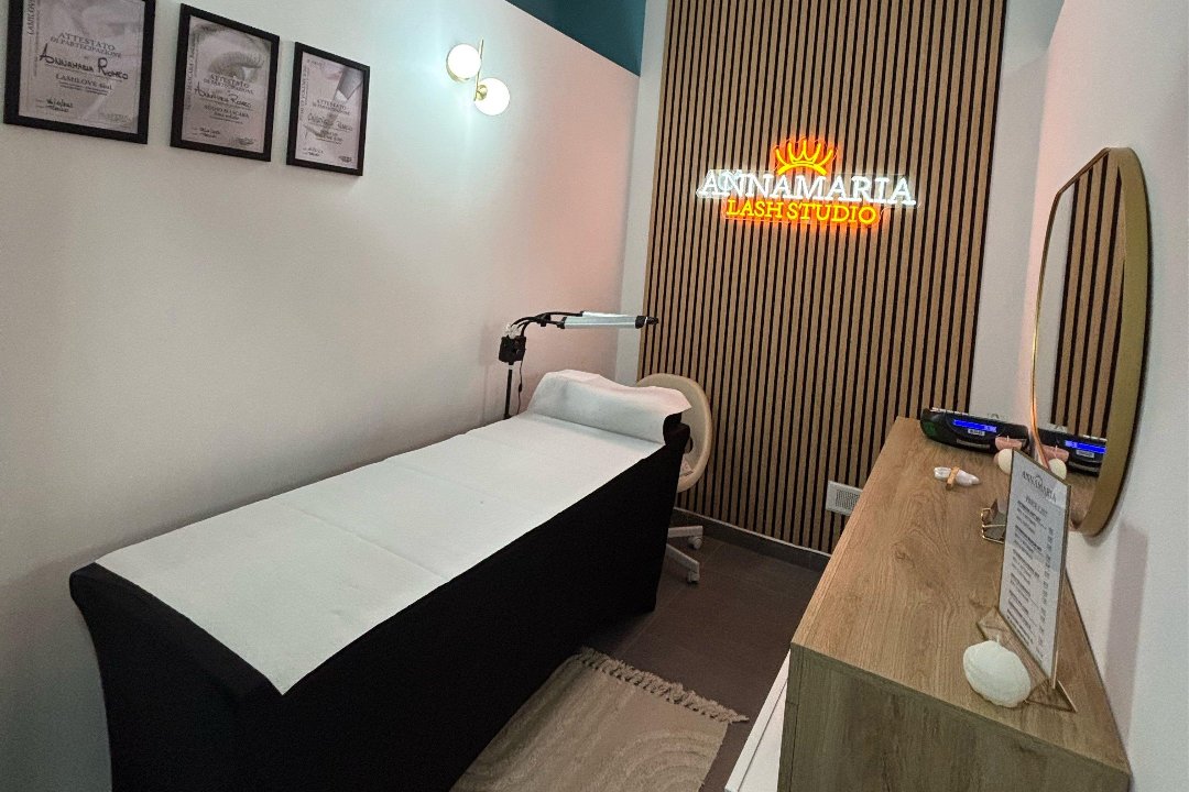 Annamaria Lash Studio, Poirino, Piemonte