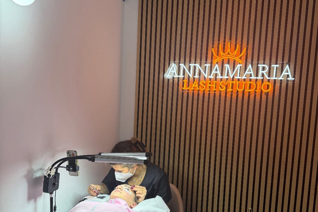 Annamaria Lash Studio, Poirino, Piemonte