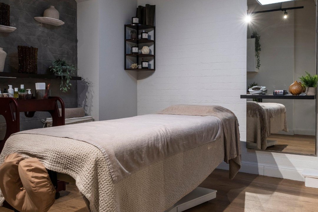 Sola Body Studio (Massage & Waxing), Schiedamsedijk, Rotterdam