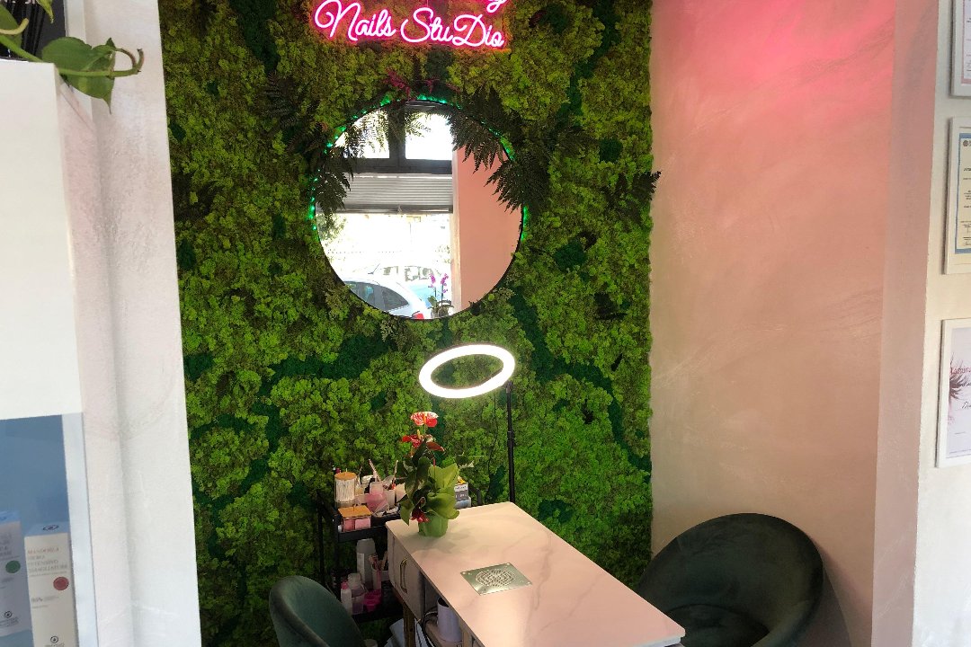 Natural Beauty Nails Studio, Via Franco Sacchetti, Roma