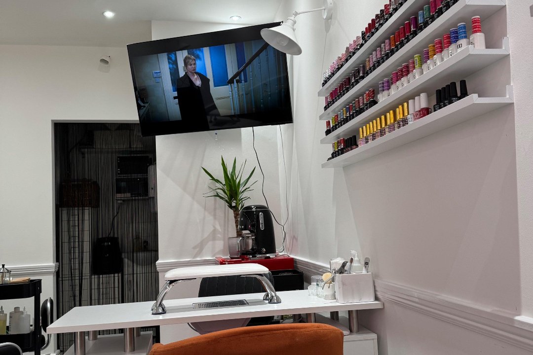 Busy Glam Nail Bar, Turnpike Lane, London