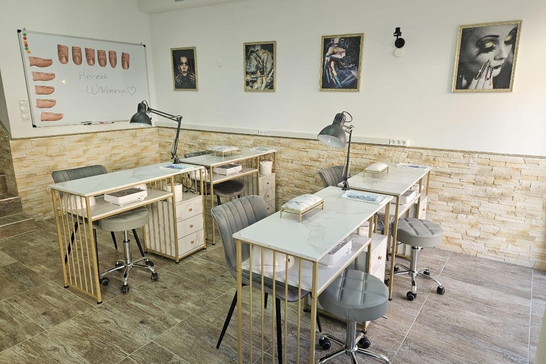 Claudia Chereji  Studio/ Nail Academy, Wildon