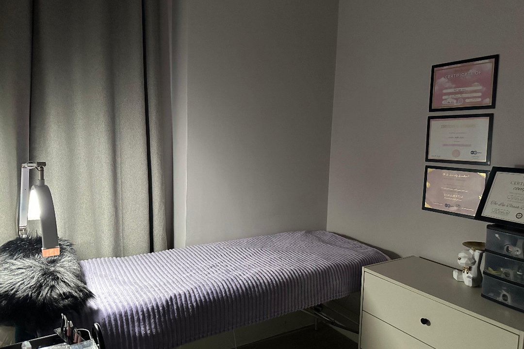 ByNikki(book vía text for discount), Streatham Park, London