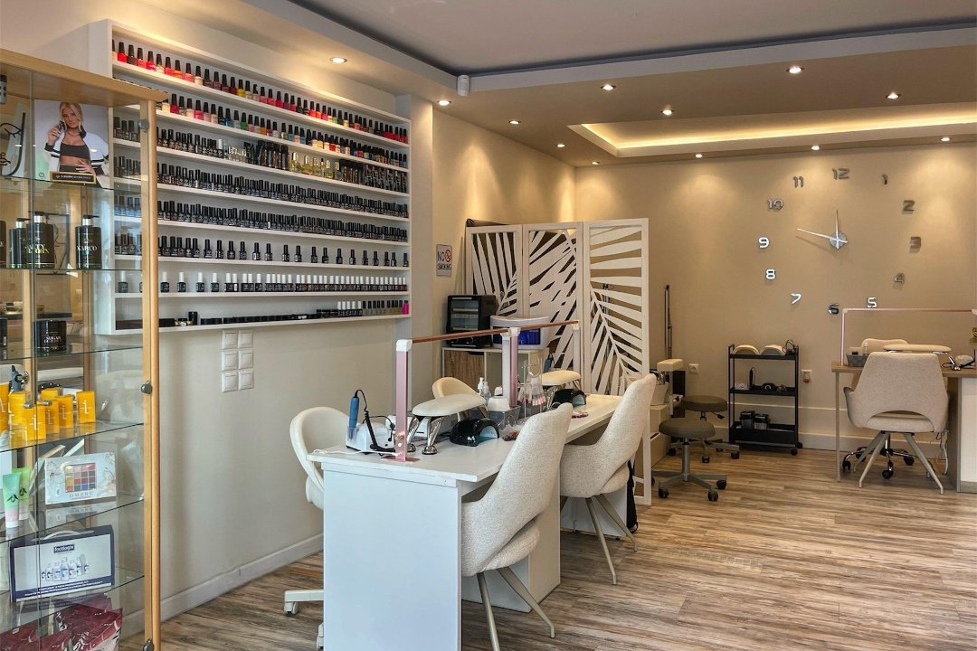 Sasalon nail, Piraeus