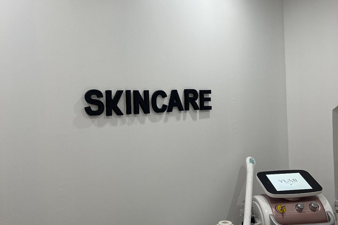 Holy beauty, Plaisir, Yvelines