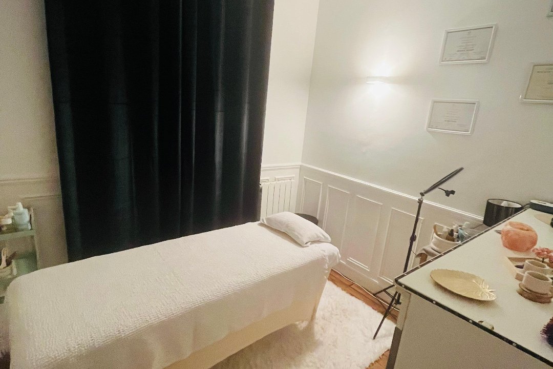 La Pause Harmonie - Emiline - Massages bien être, Rue Saint-Denis, Paris