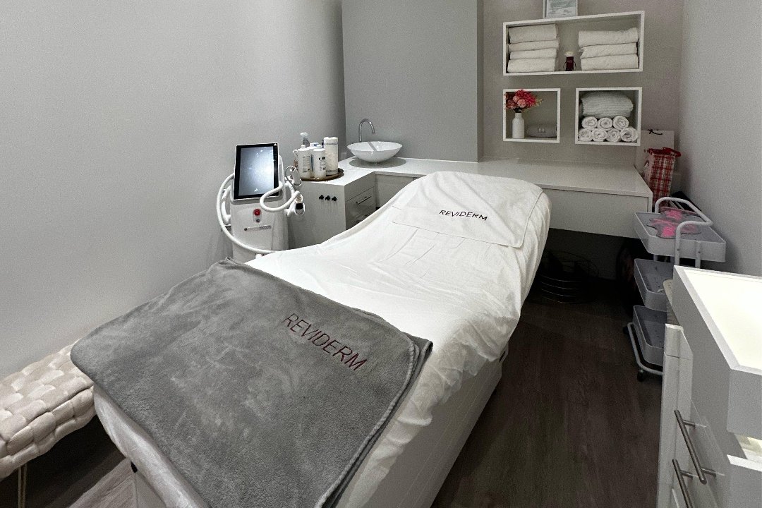Satinskin bei Reviderm Skinmedics, Charlottenburg, Berlin