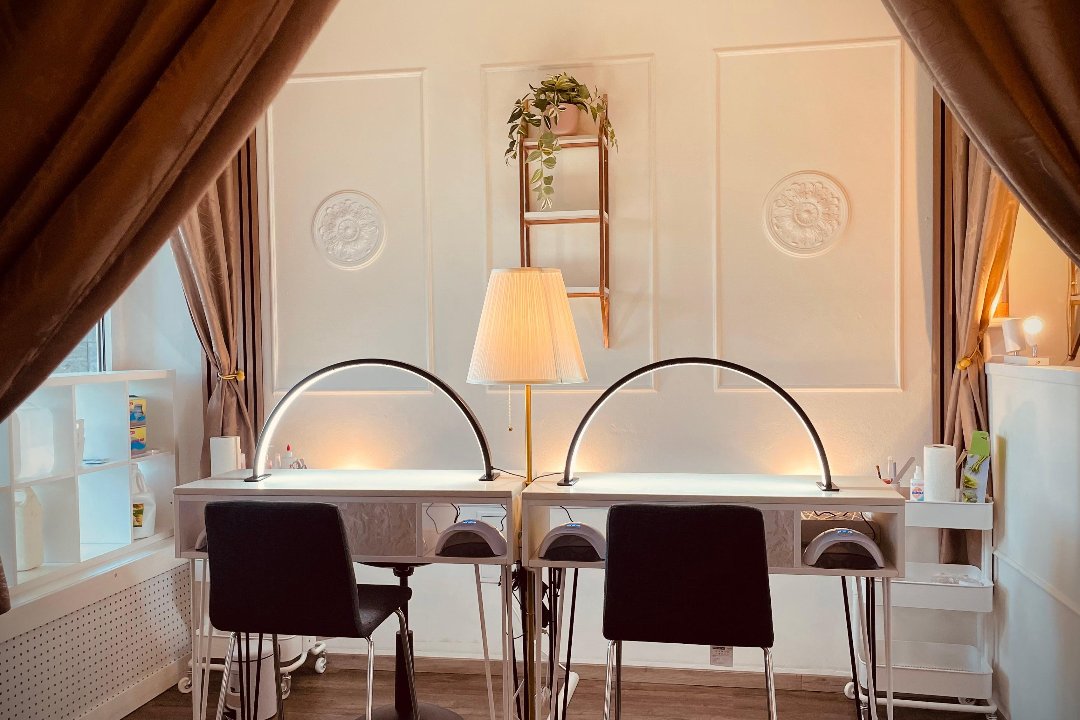TONI STUDIO - EXQUISITE NAIL ART & CARE, Willibaldstraße, München