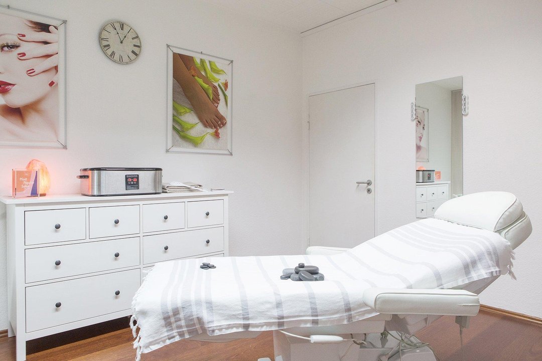 Massage by Lola Usataya im Massage & Cosmetic Center Excellent, Neustadt-Nord, Köln
