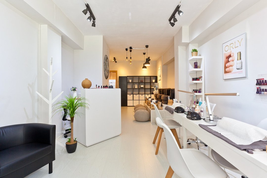 Revive Nail & Beauty Salon, Plaça Molina, Barcelona