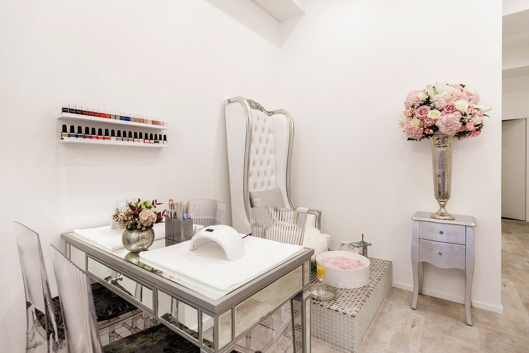 NN Beauty, Métro Villier, Paris
