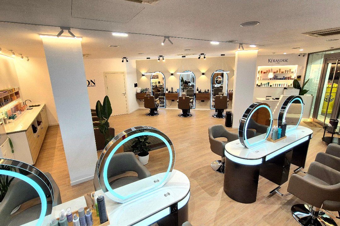 Bavilon Hair Studio - Peluquería y Barbería en Granada, Figares, Granada