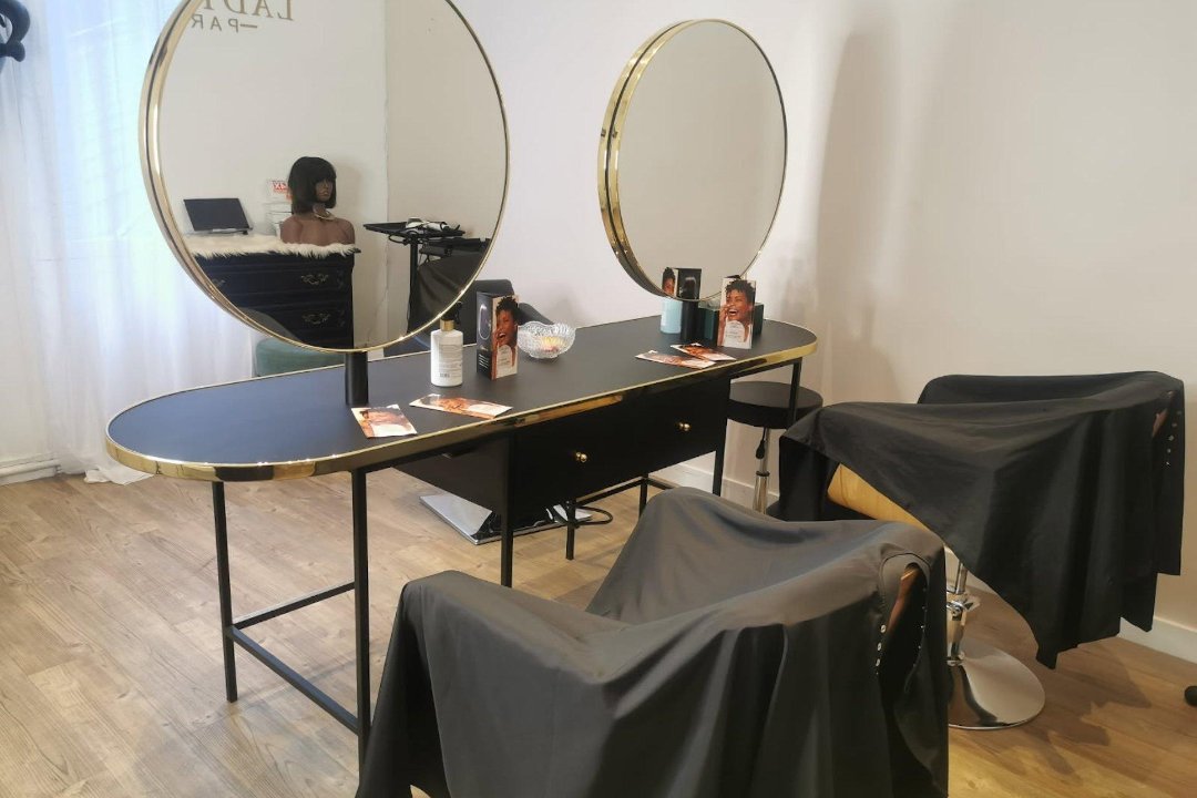 Dion Beauté Miracle, Avenue des Champs-Elysées, Paris