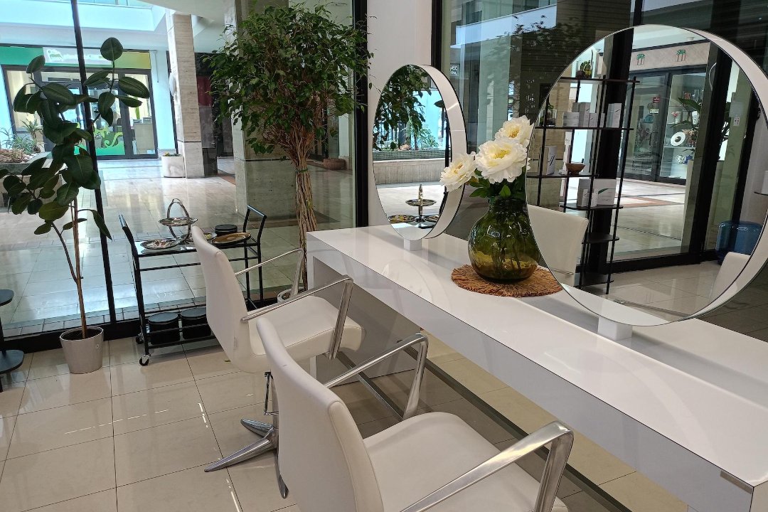 Virginia Hairspa, Centro, Latina