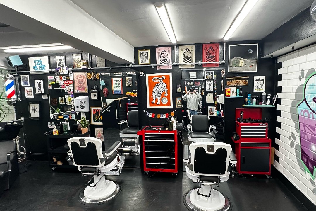 Aviano Barbershop, Edward Square, London