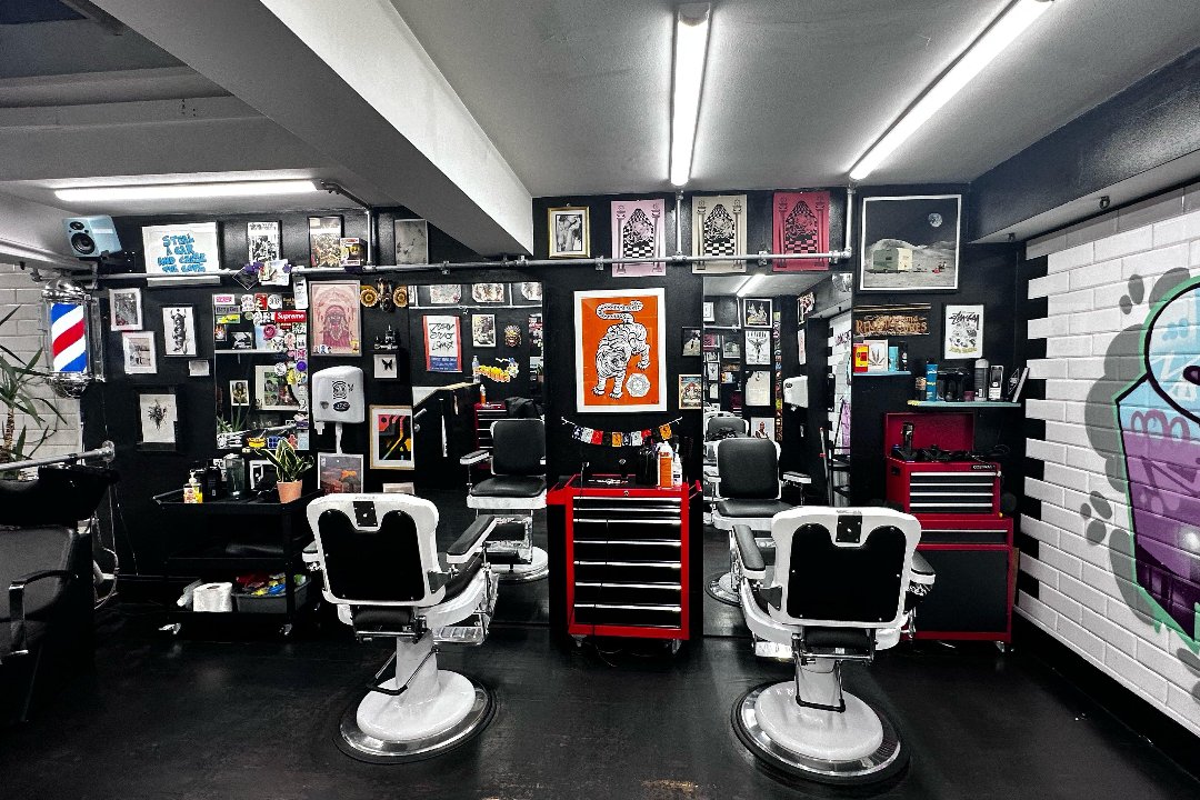 Aviano Barbershop, Edward Square, London