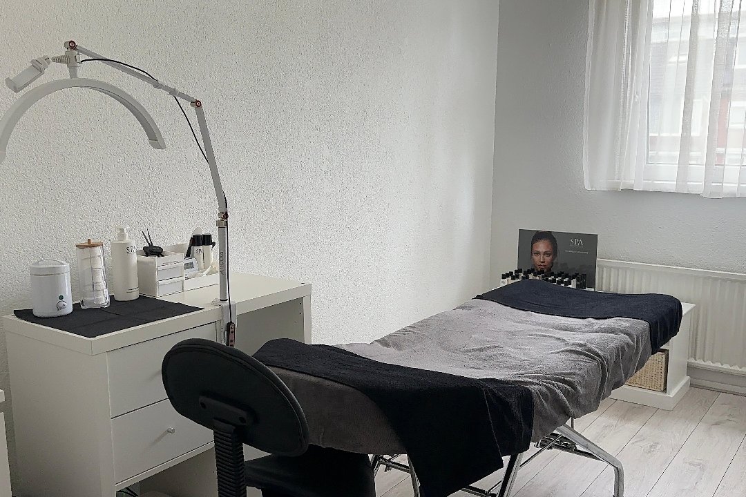 Here We Glow schoonheidssalon, Breda-Oost, Breda