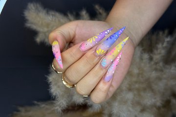 DELLA Nails & Beauty
