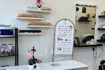 Urvi's hair and beauty