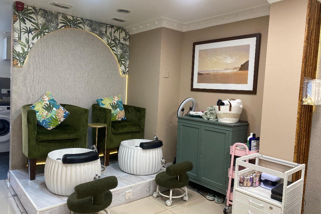 Lunas Beauty Gallary, Reading Centre, Reading