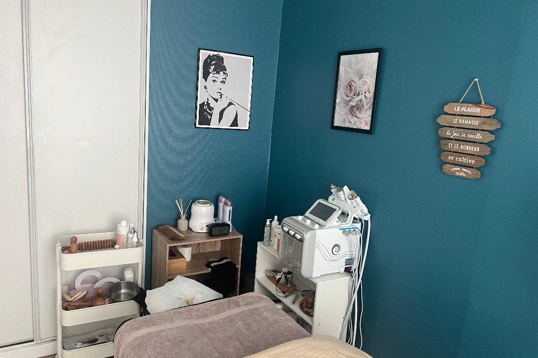 Un Instant Pour Soi by Mel, Meythet, Rhône-Alpes