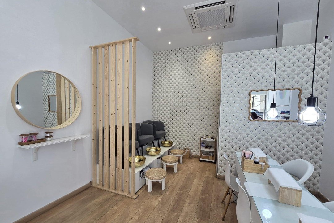 Caluatnails, Avinguda Gaudí, Barcelona