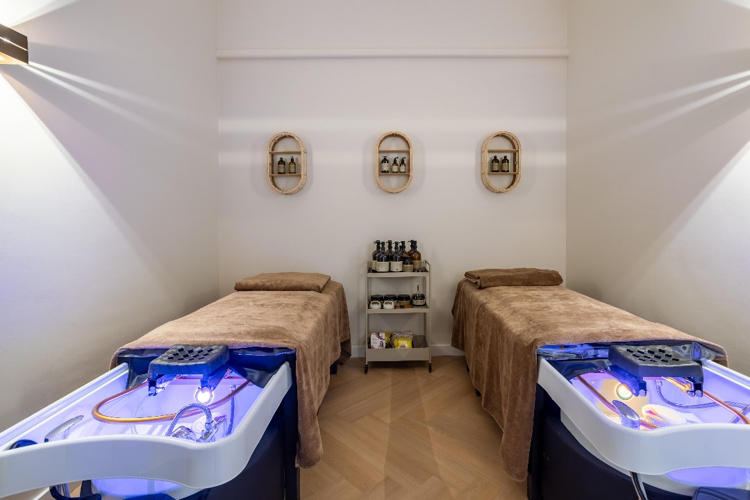 The Circle of Beautysalon, Lage Veld, The Hague