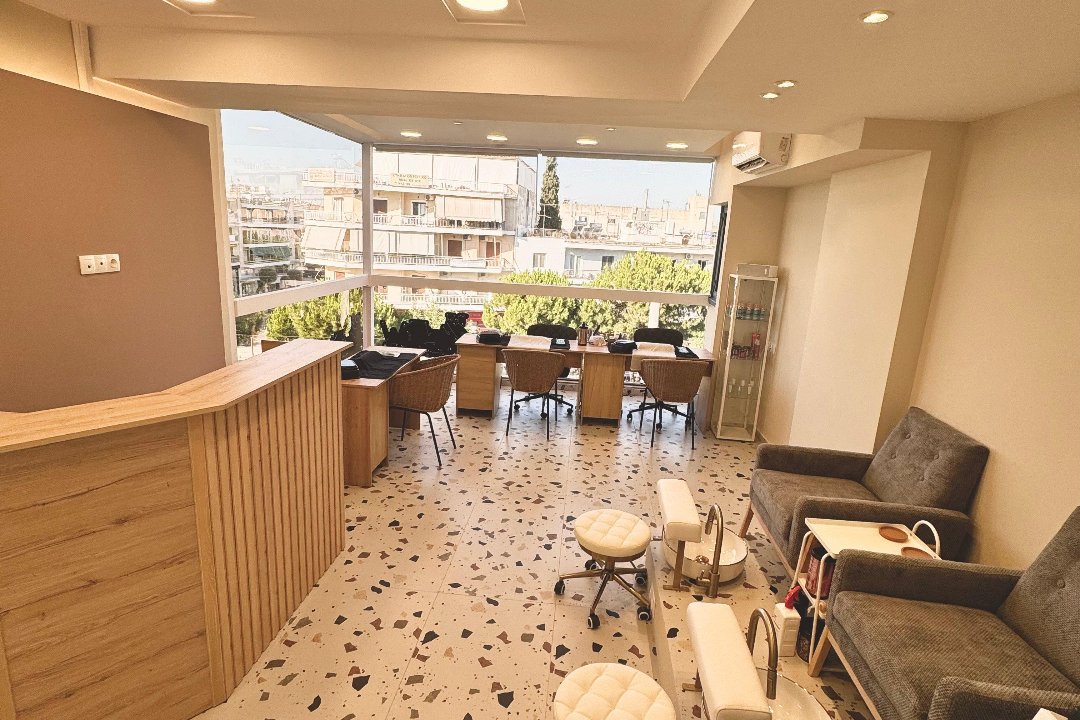 The Glow, Moschato, Piraeus