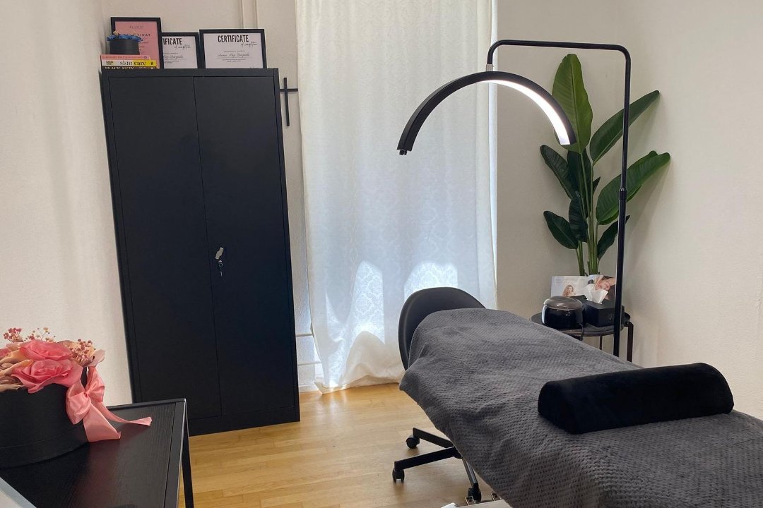 BROW MAMI by Annaluz Quezada, Luzern