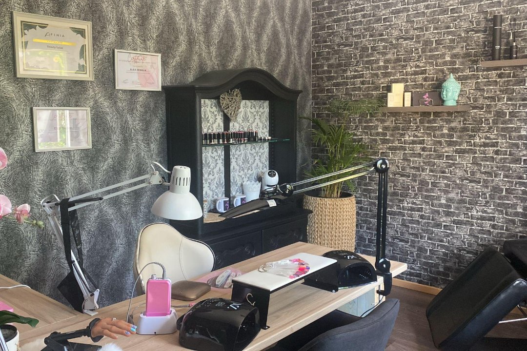 Glamour nails&gosmetica by elsje, Oost-Vlaanderen
