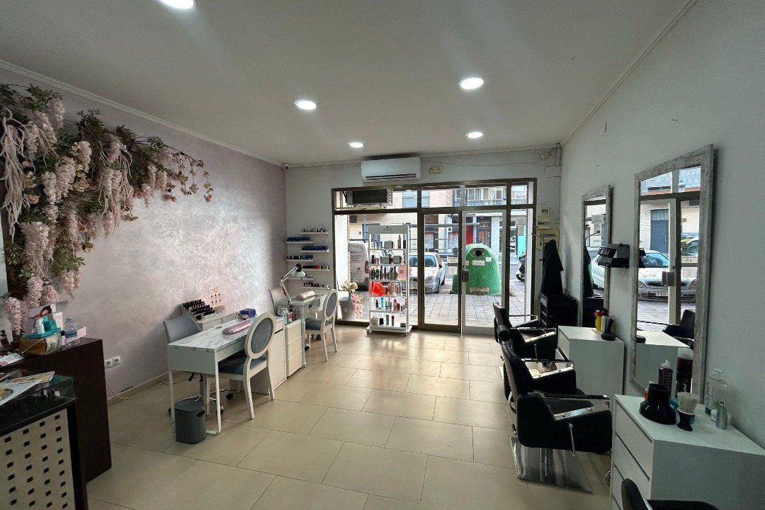 Peluquería y Barbería First Class, En Corts, Valencia