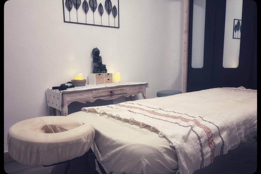 Olivia Tinarelli. Massages et énergétique. « Heureux-instants », Les Arcs-Sur-Argens, Var