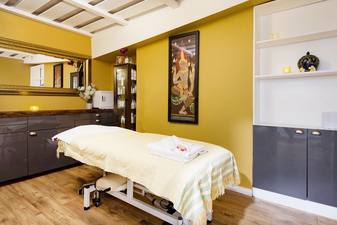 Péla Therapié, Spitalfields, London
