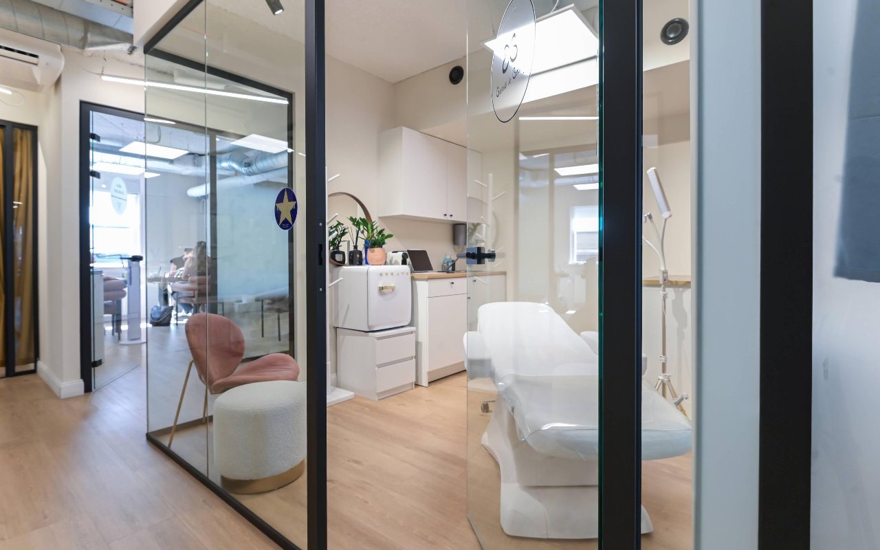 Interieur van Brows & Beautyshop in Rotterdam