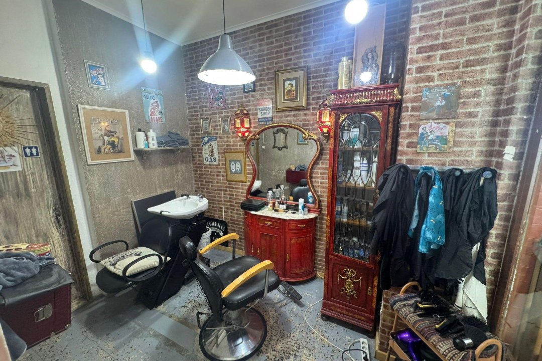 Os Bárbaros - Cabeleireiro & Café, Almada