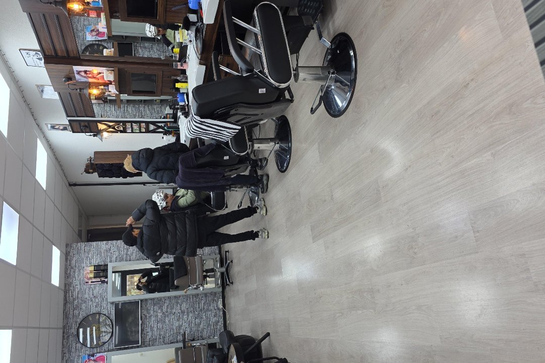 Diamond Coiffures Barbershop, Hem